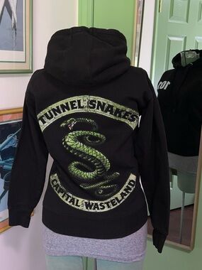FALLOUT 3 Vault 101 Tunnel Snakes Hoodie Pullover Loot Crate XS Unisex Gaming